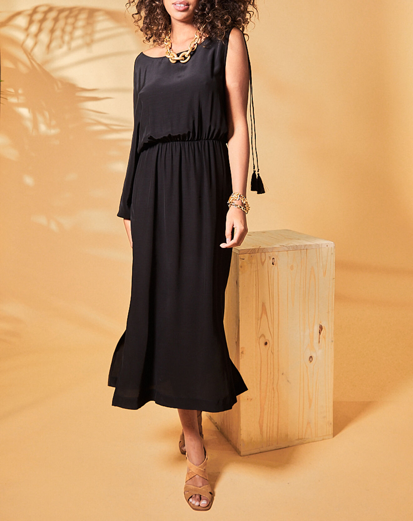 Stella Forest Robe fluide Milena épaule dénudée noire