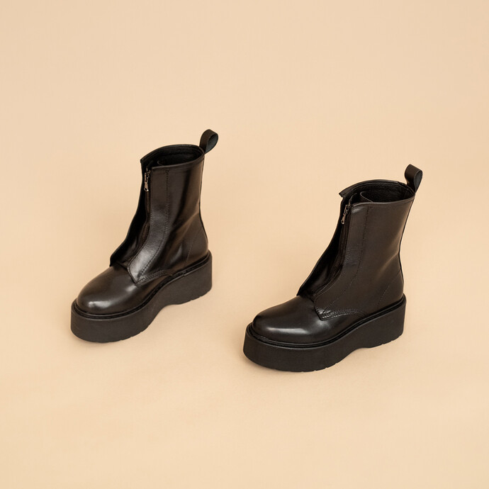 Bottines à plateforme et fermetures frontales  en cuir noir