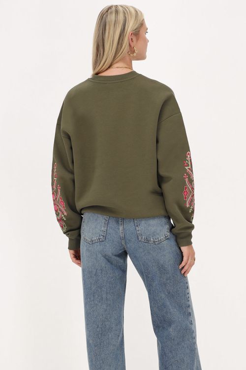 Donkergroene sweater met roze embroidery