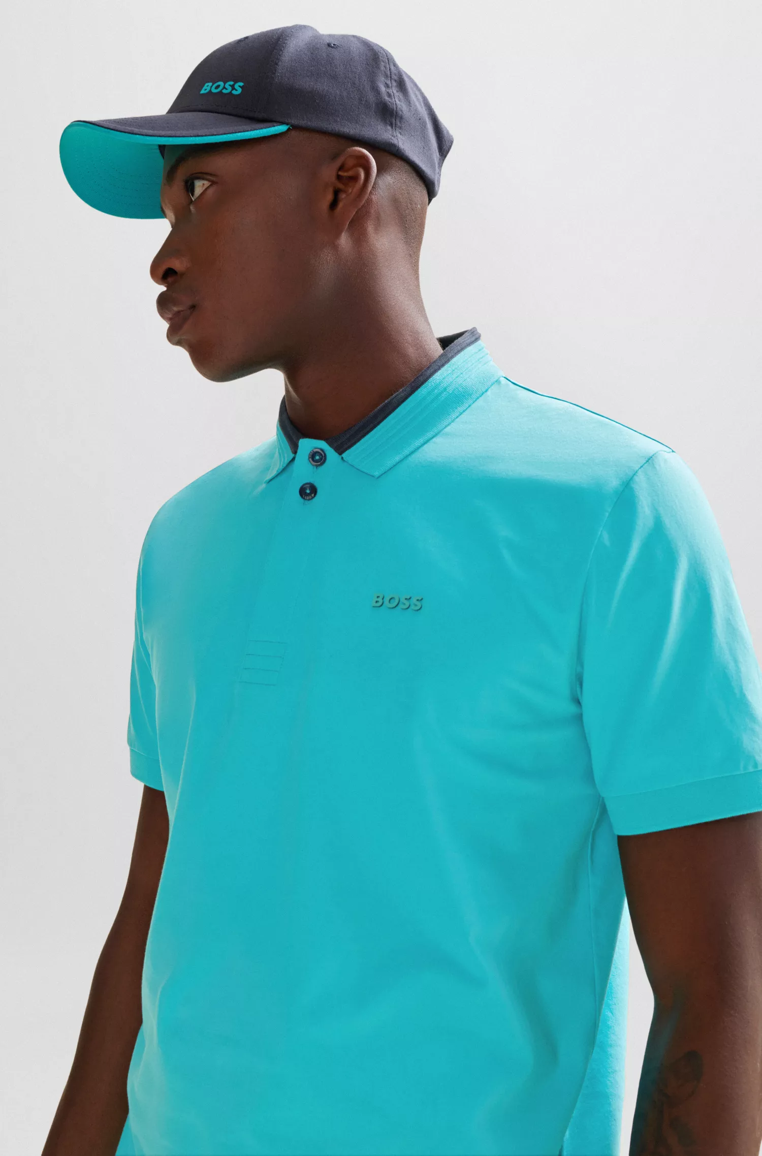Camisa polo BOSS verde em algodão stretch com gola listrada em 3D.