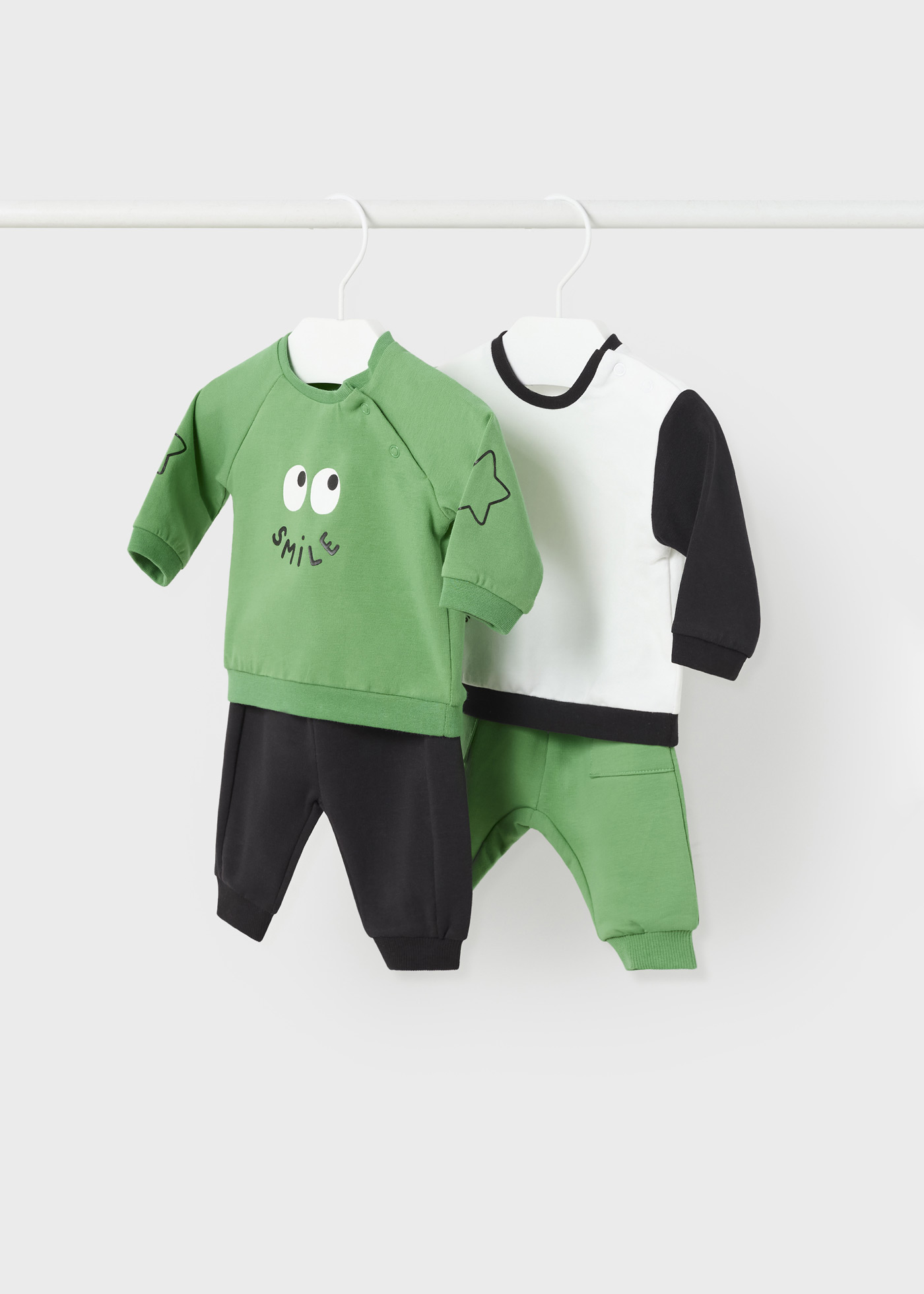 Conjunto de 4 peças em algodão sustentável para recém-nascidos.