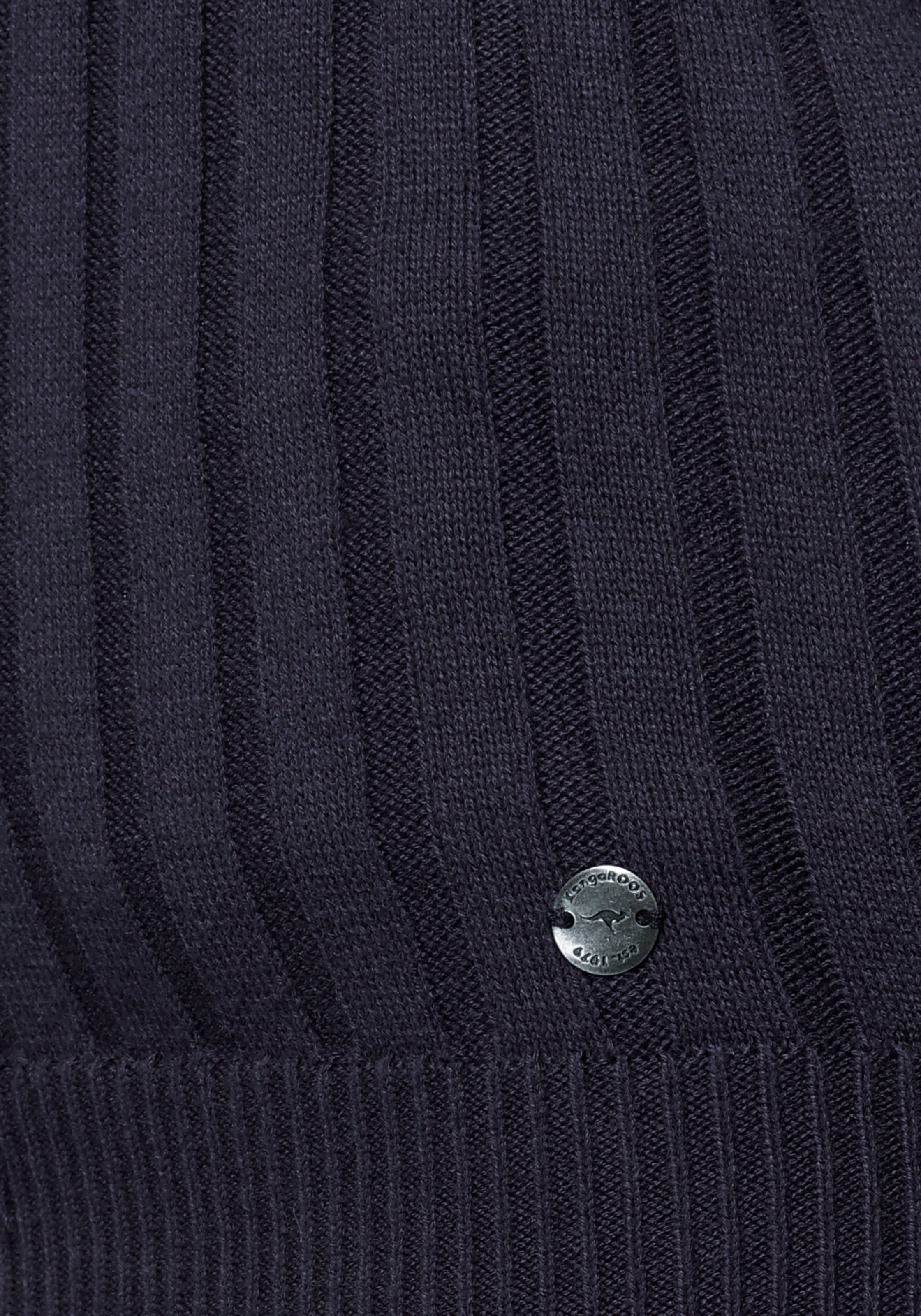 KangaROOS Strickpullover , mit kontrastfarbener Kapuzeninnenseite und Logodruck auf dem Arm