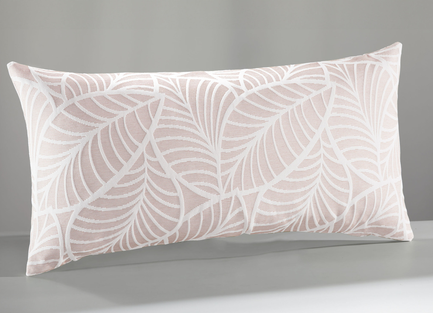 Tagesdecke und Kissenbezüge mit naturnahen Blättermotiven