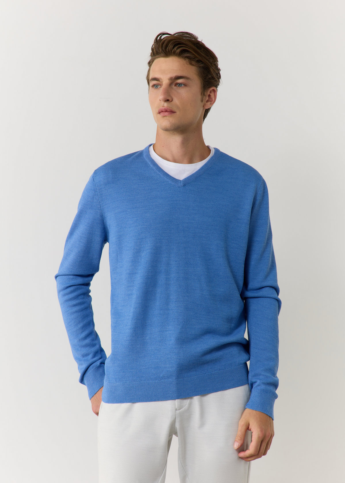 Pull col V en laine Mérinos mélangée unie bleu classique