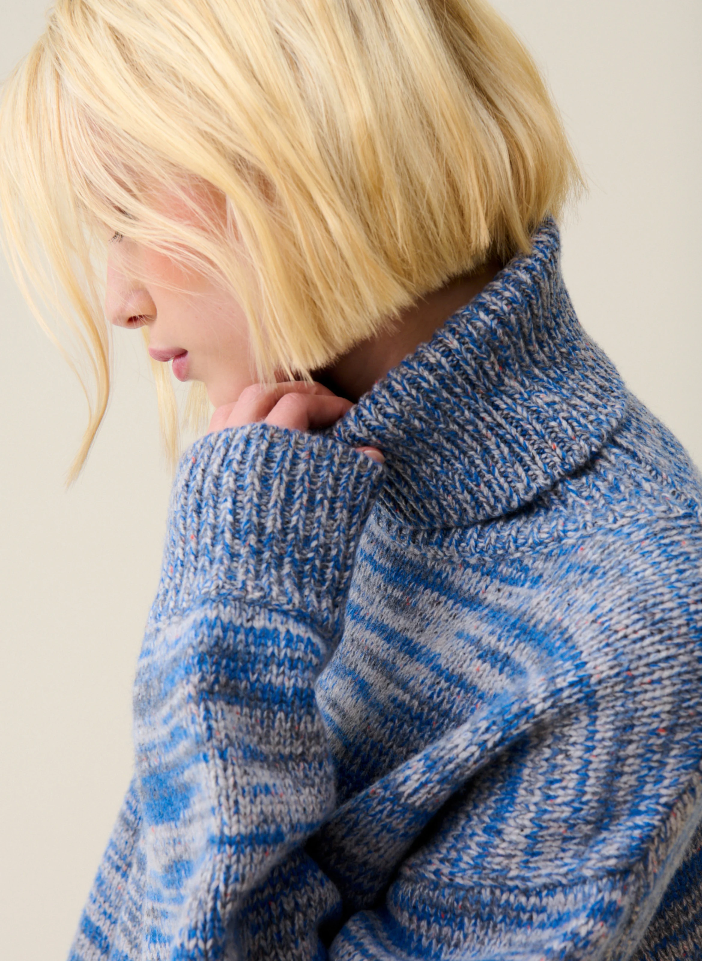 Robe courte col roulé en laine| Multicolore