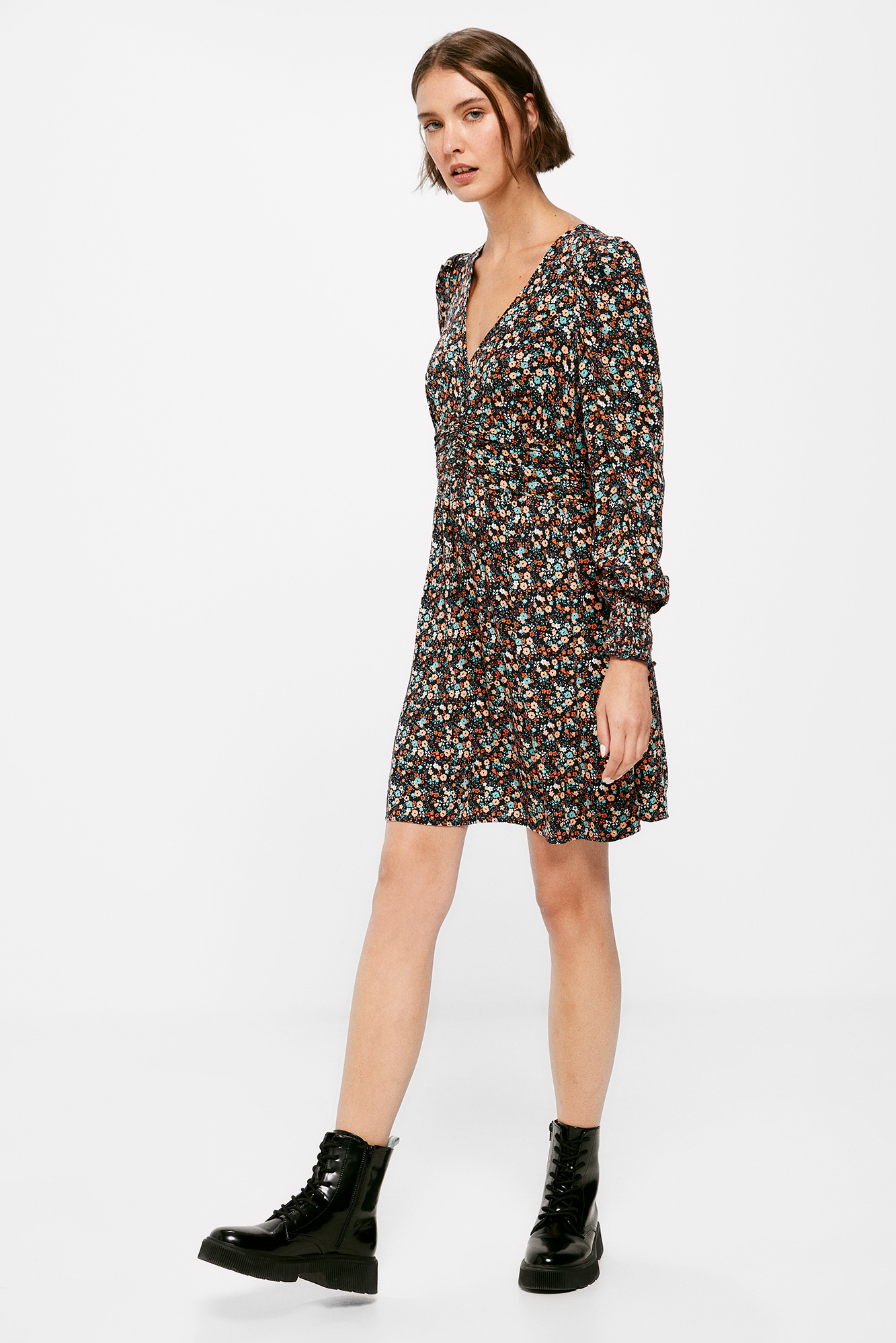 Vestido curto estampado e justo