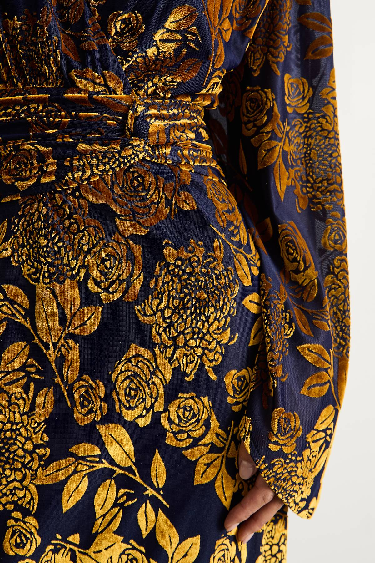 Warehouse Robe Midi Petite à Décolleté Plongeant, Taille Nouée et Manches Ballon en Dévoré