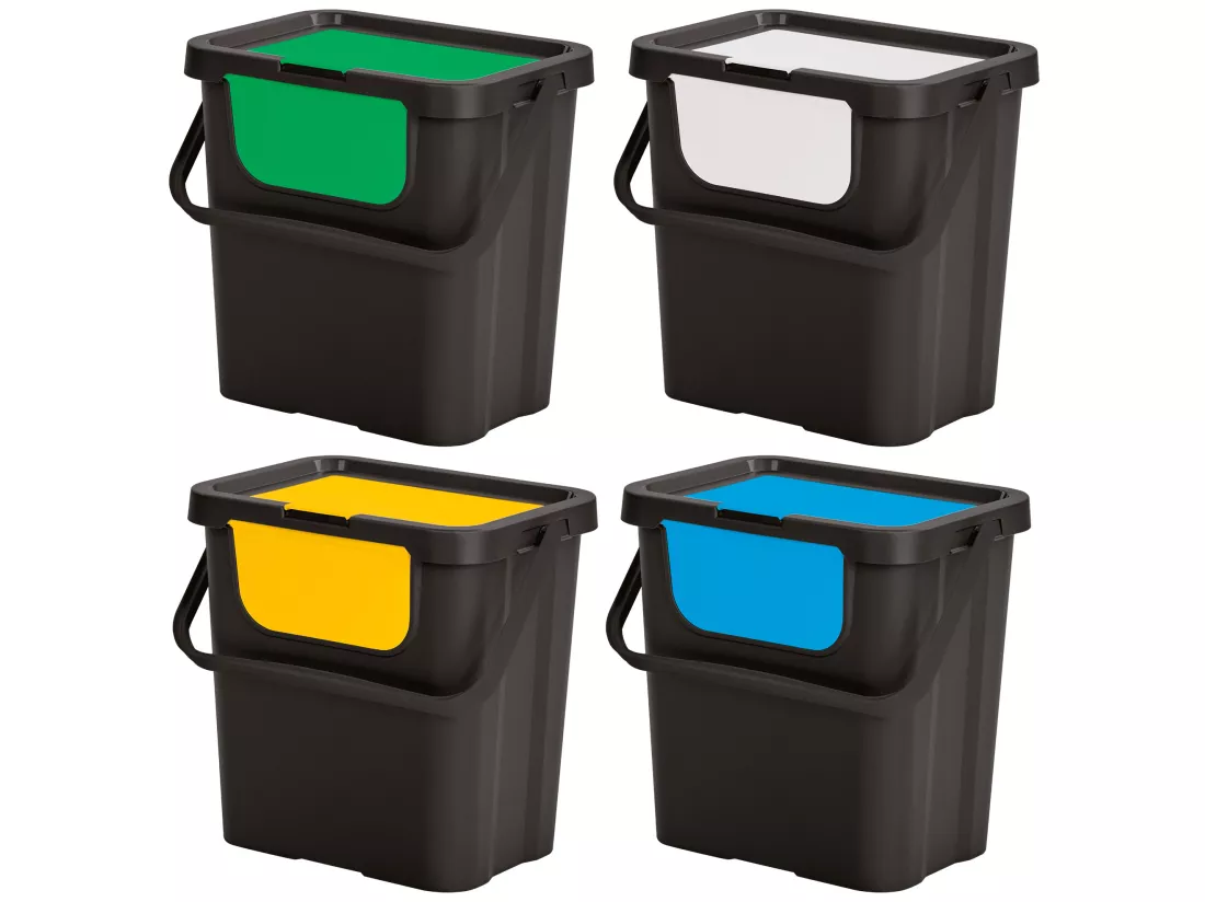 Set de 4 poubelles empilables avec poignée en quatre couleurs.