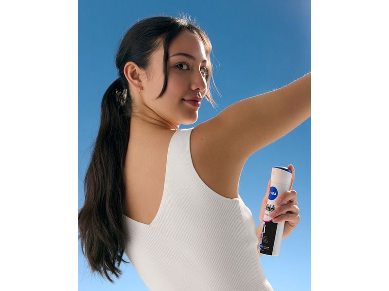 NIVEA Deo Spray Black & White 150 ml Deodorant Spray für wirksamen Anti-Transpirant-Schutz