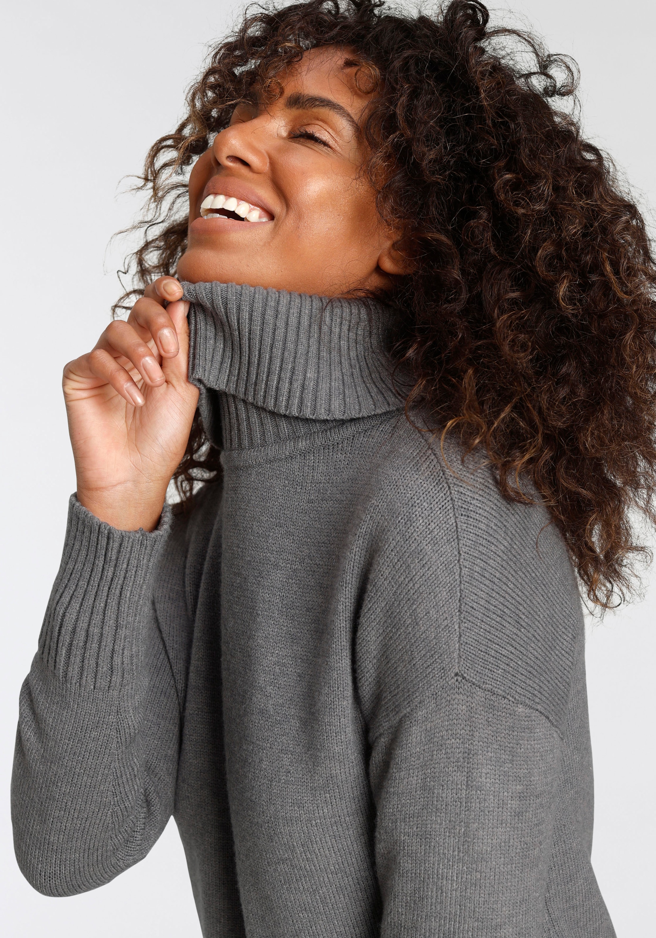 Tamaris Rollkragenpullover , in lässiger Form mit seitlichen Schlitzen