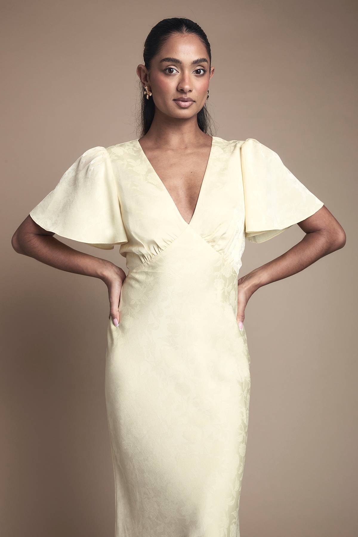 Oasis Robe Longue De Demoiselle D'honneur En Jacquard De Satin À Manches Ange
