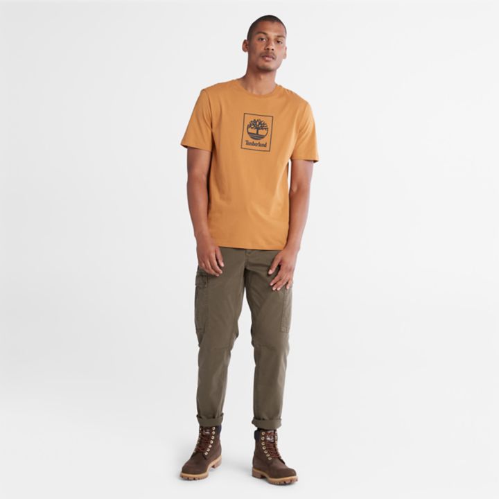 Camiseta masculina Stack Logo na cor laranja.