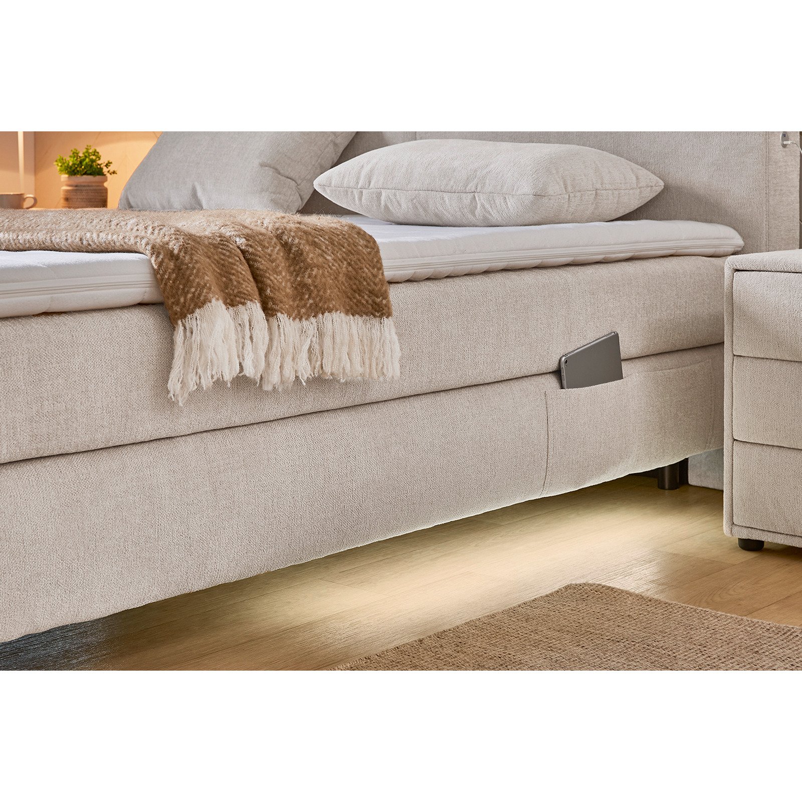 Boxspringbett Kira, Stoff Chenille, 180 x 200 cm, mit LED-Unterflurbeleuchtung beige
