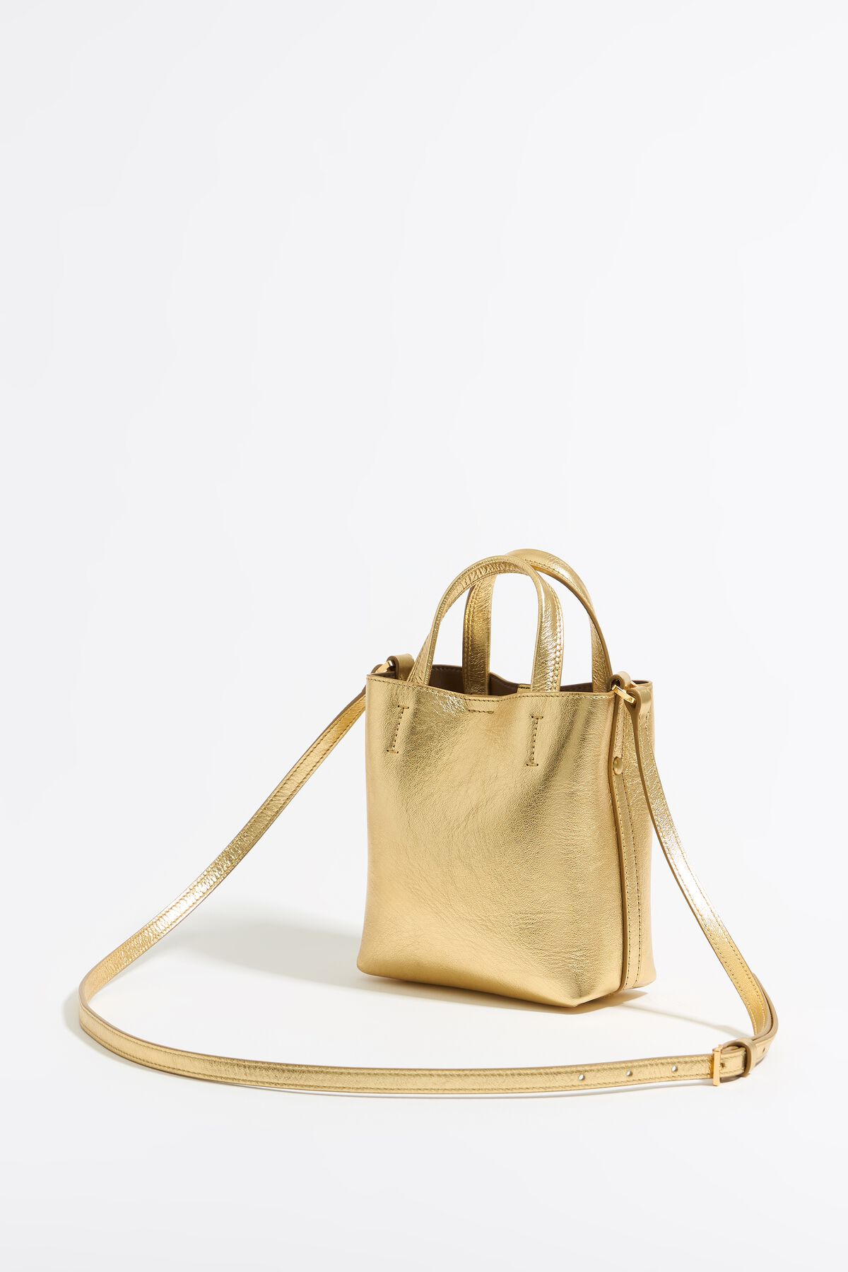 Bolsa mini de couro com estampa de Chihuahua na cor dourada.