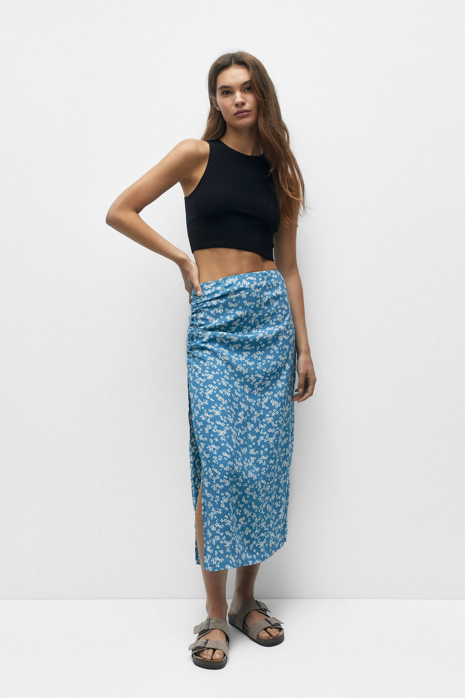 SAIA MIDI COM ESTAMPA DE FLORES - AZUL
