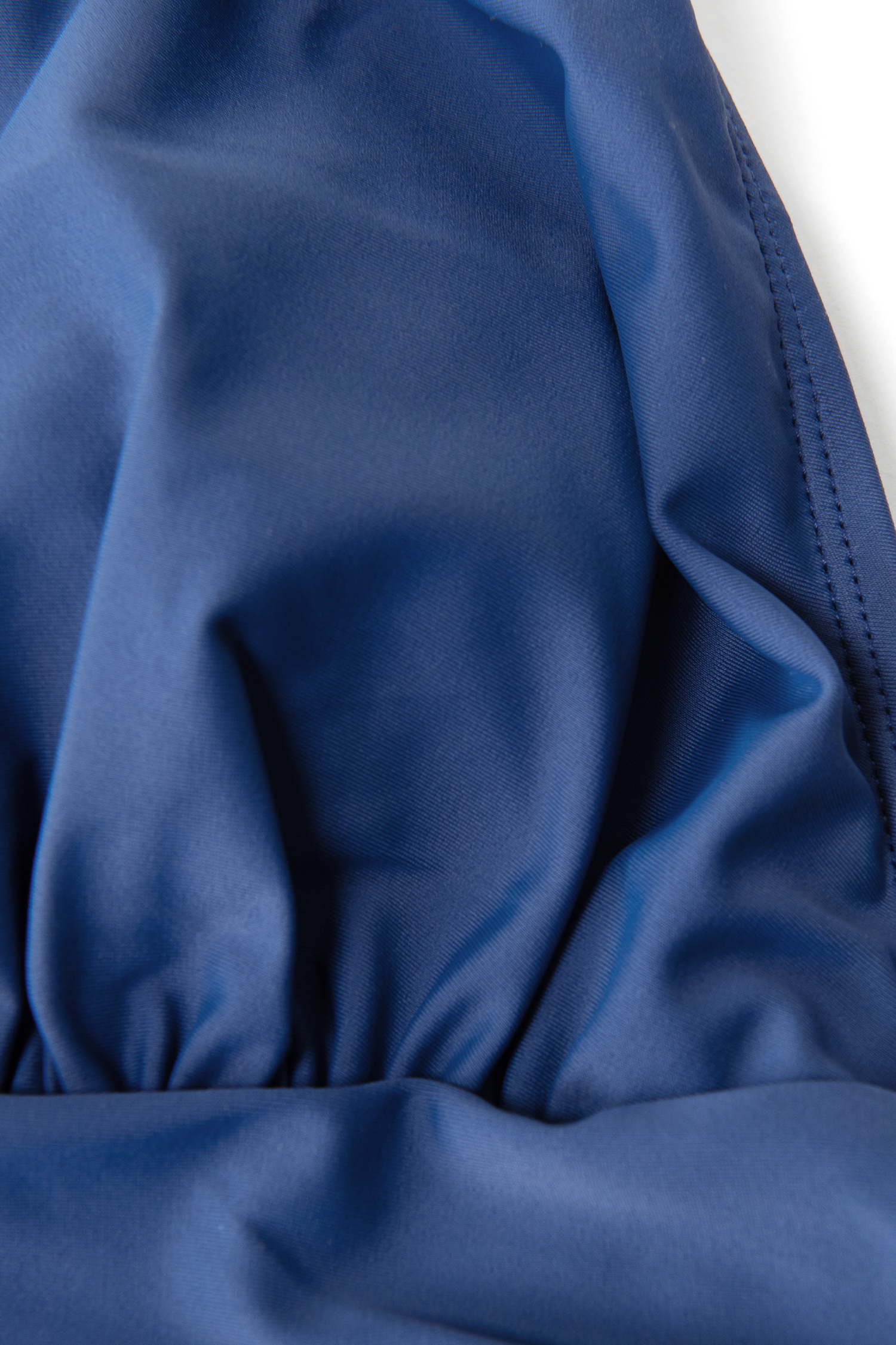 Maillot de bain une pièce bleu à col plongeant et licou ruché