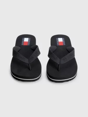 Chinelo com logotipo em relevo