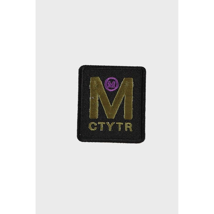 Atelier Veritas-Patch met letterlogo 4x4,8cm