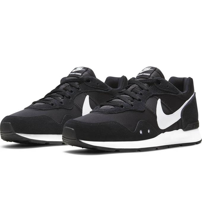 Nike Men Venture Runner Sneakers
