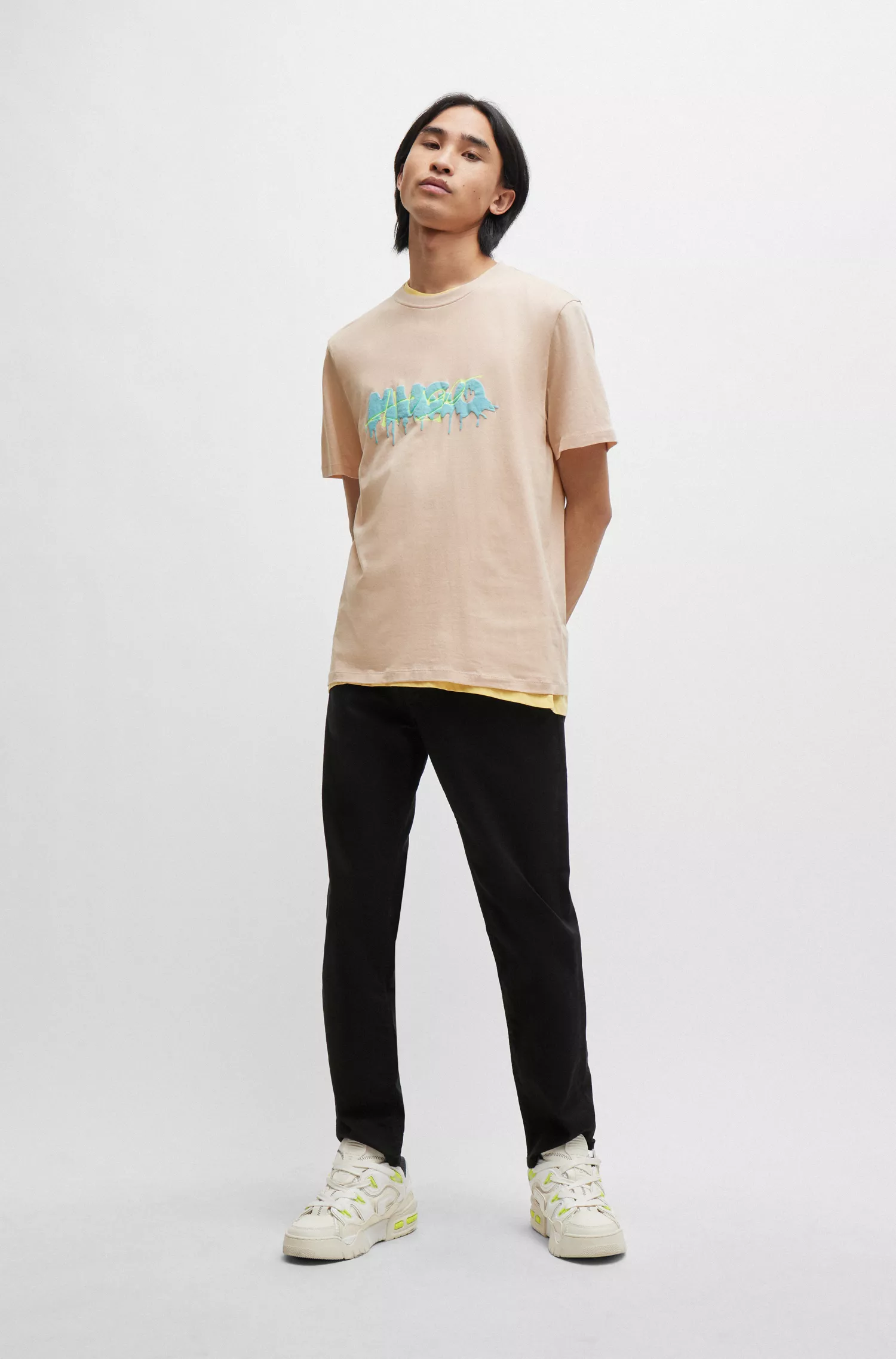 Calça jeans HUGO vermelha, corte afunilado, em denim preto com elasticidade confortável.