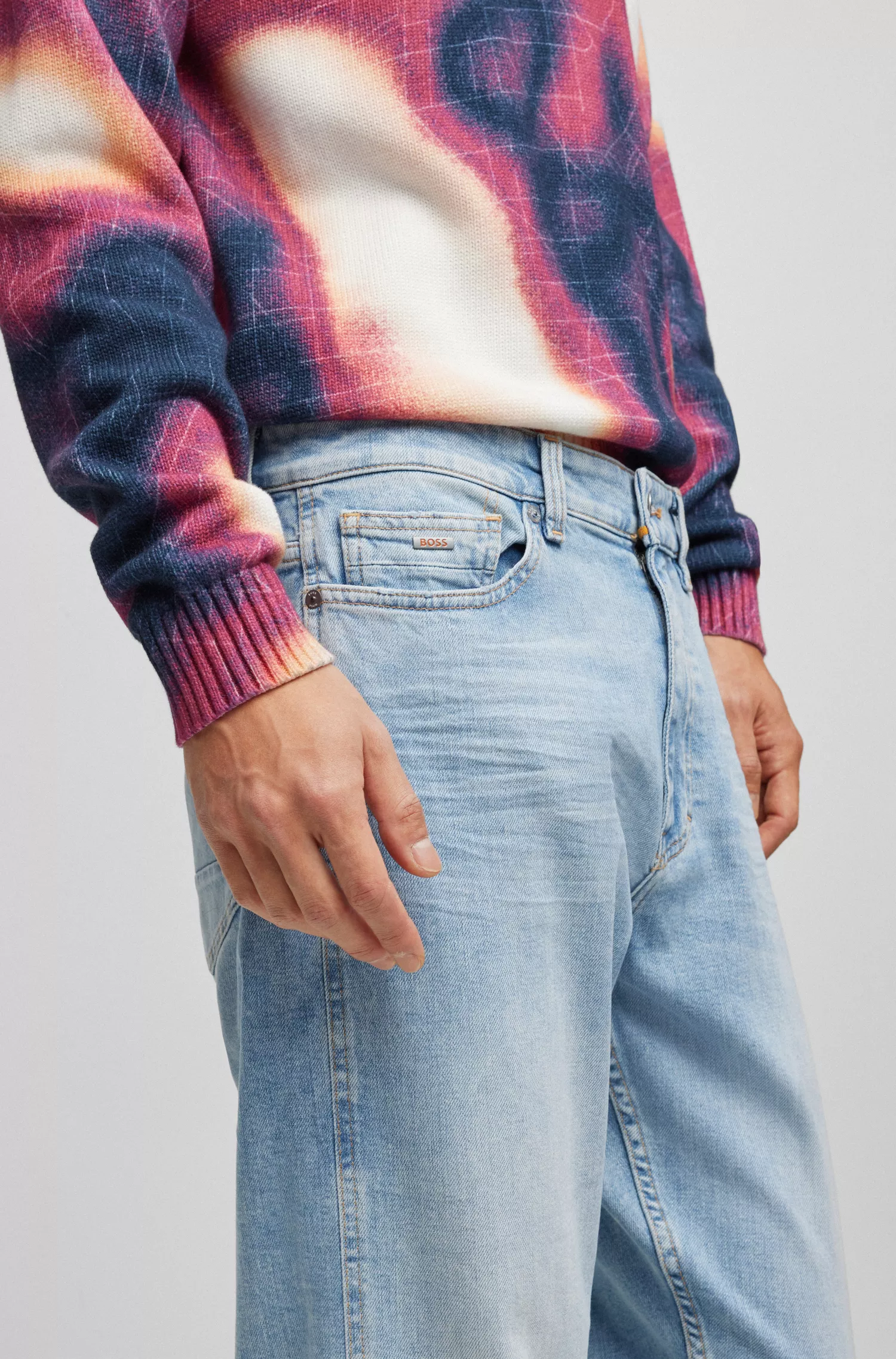 Calça jeans BOSS laranja, corte afunilado, em denim azul com elasticidade confortável.