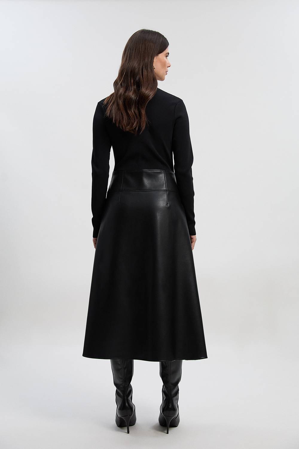 KarenMillen Robe Mi-Longue en Maille Plissée avec Détails d'Onglets en synthétiquecuir - Coupe Petite Taille
