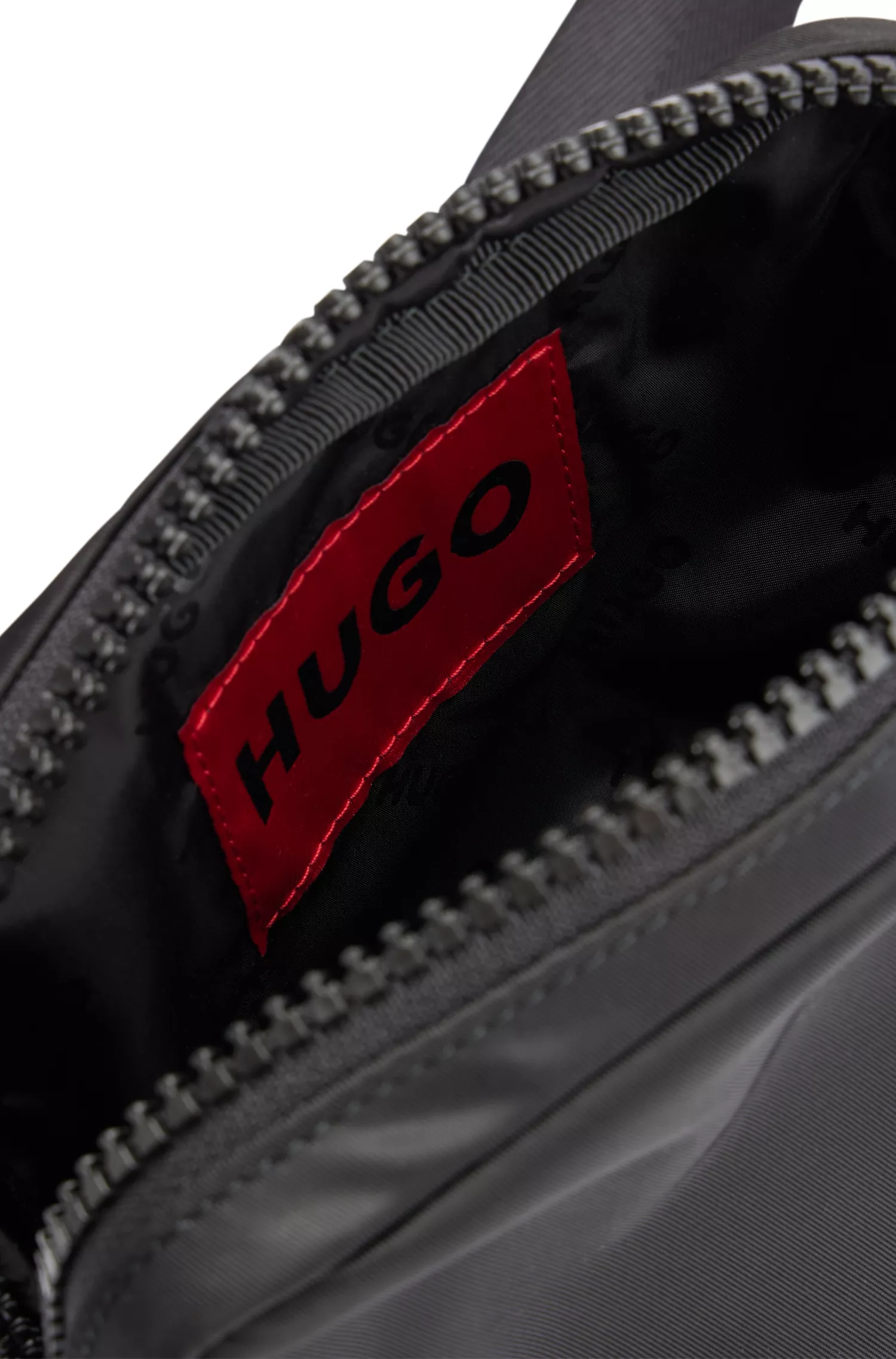 Bolsa HUGO Red-Reporter com etiqueta de borracha vermelha com o logotipo.