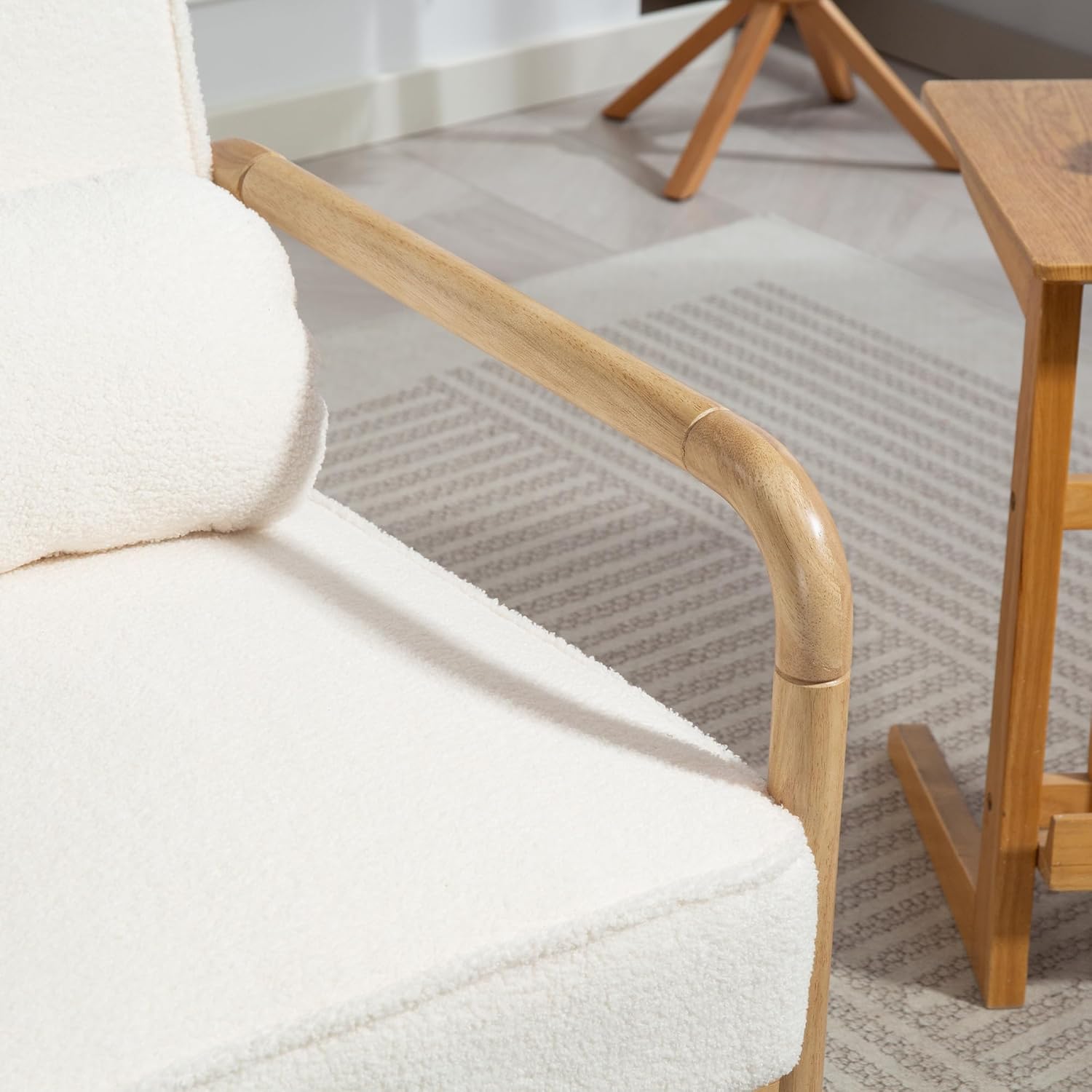 HOMCOM Sessel Wohnzimmer Loungesessel mit Armlehnen, Holzbeine, Großen und Dicken Sitz, Relaxsessel Lesesessel mit Wurfkissen, Bouclé-Optik, Polstersessel für Schlafzimmer Weiß