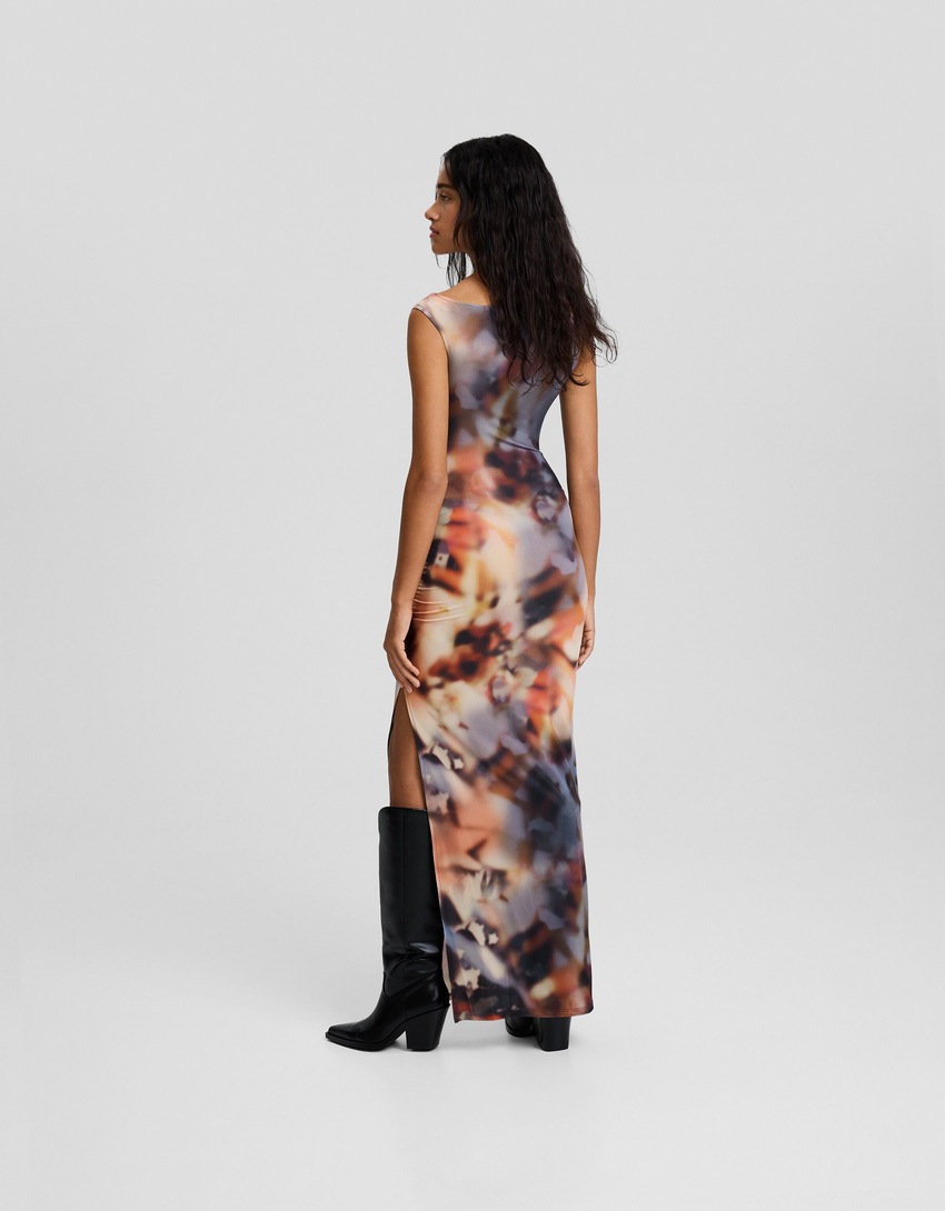 Vestido midi assimétrico franzido com estampa.