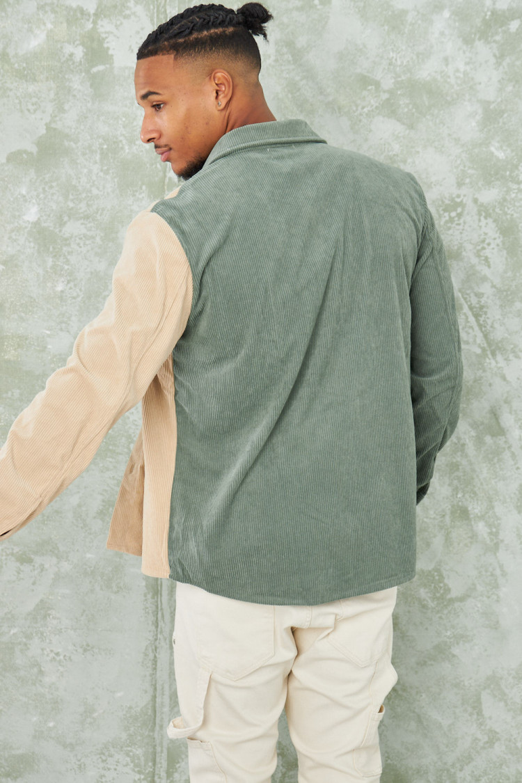 Chemise bicolore verte et beige en velours côtelé