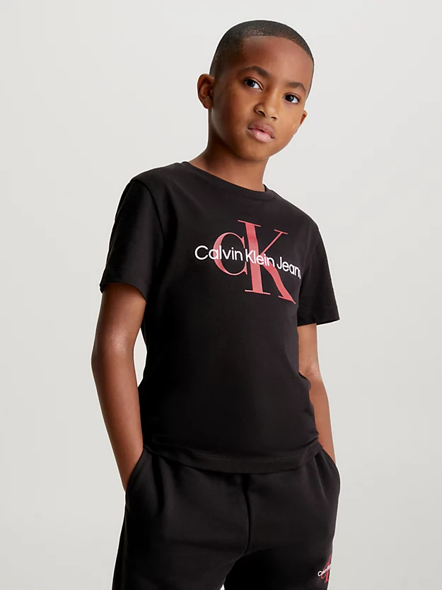 Camiseta infantil com logotipo