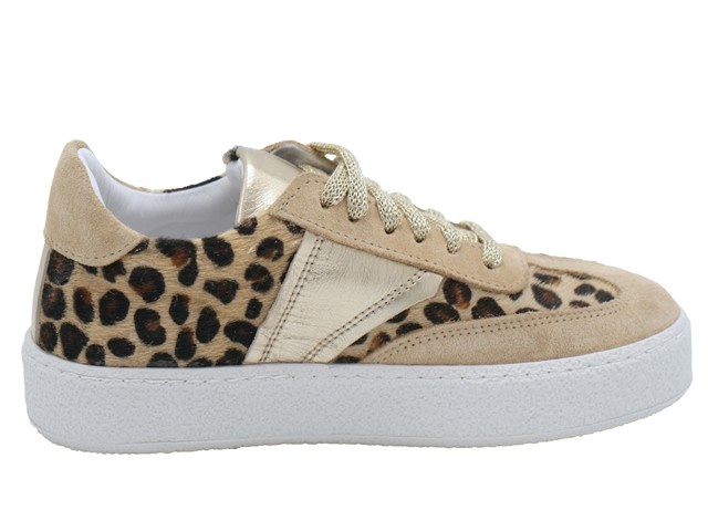 AQA Sneaker