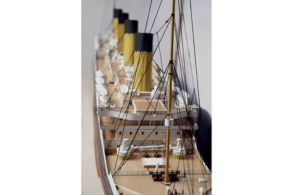1:144 RMS Titanic Komplett - Skrog i tre