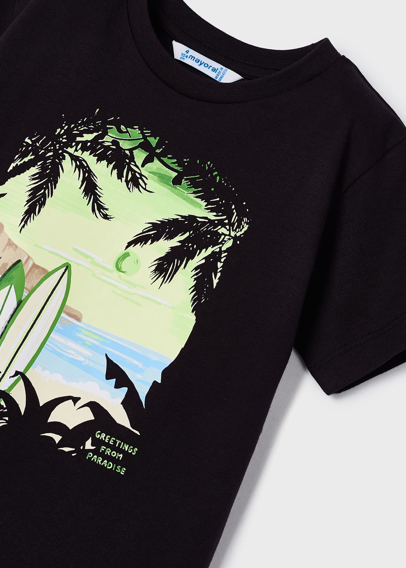 Camiseta infantil masculina em algodão sustentável com estampa.