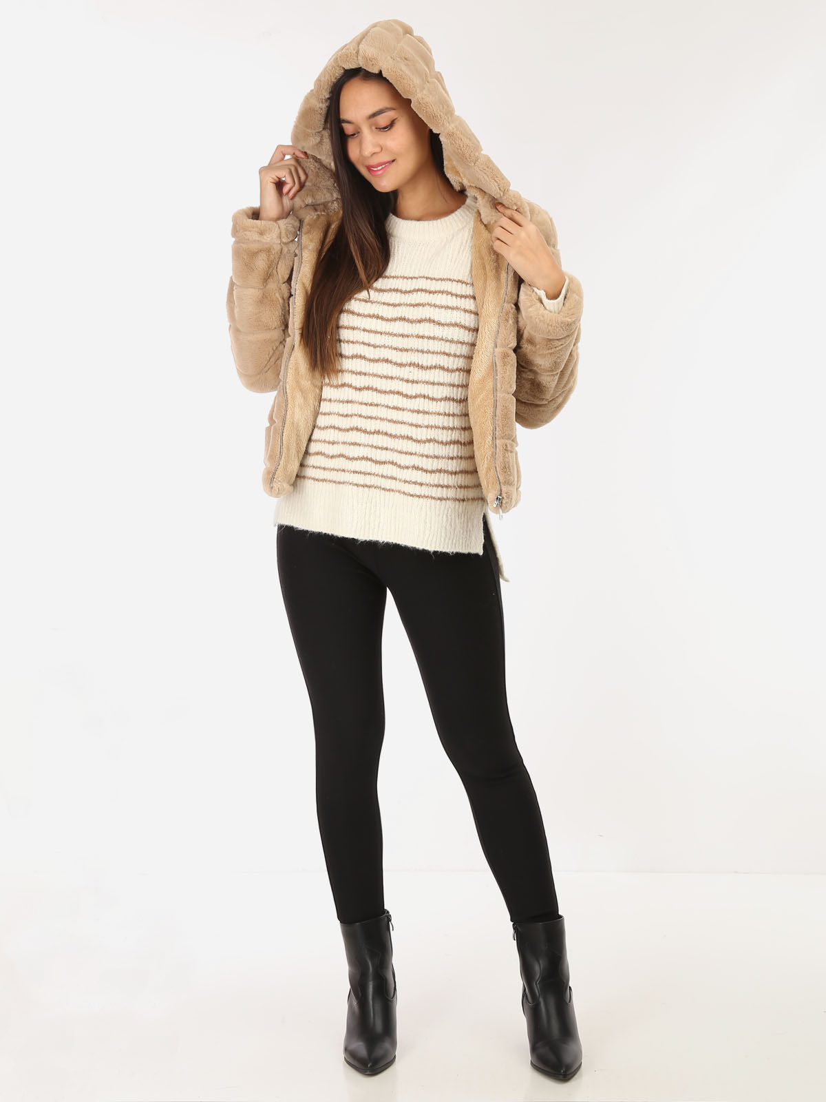 Manteau court à fausse fourrure et capuche- Camel