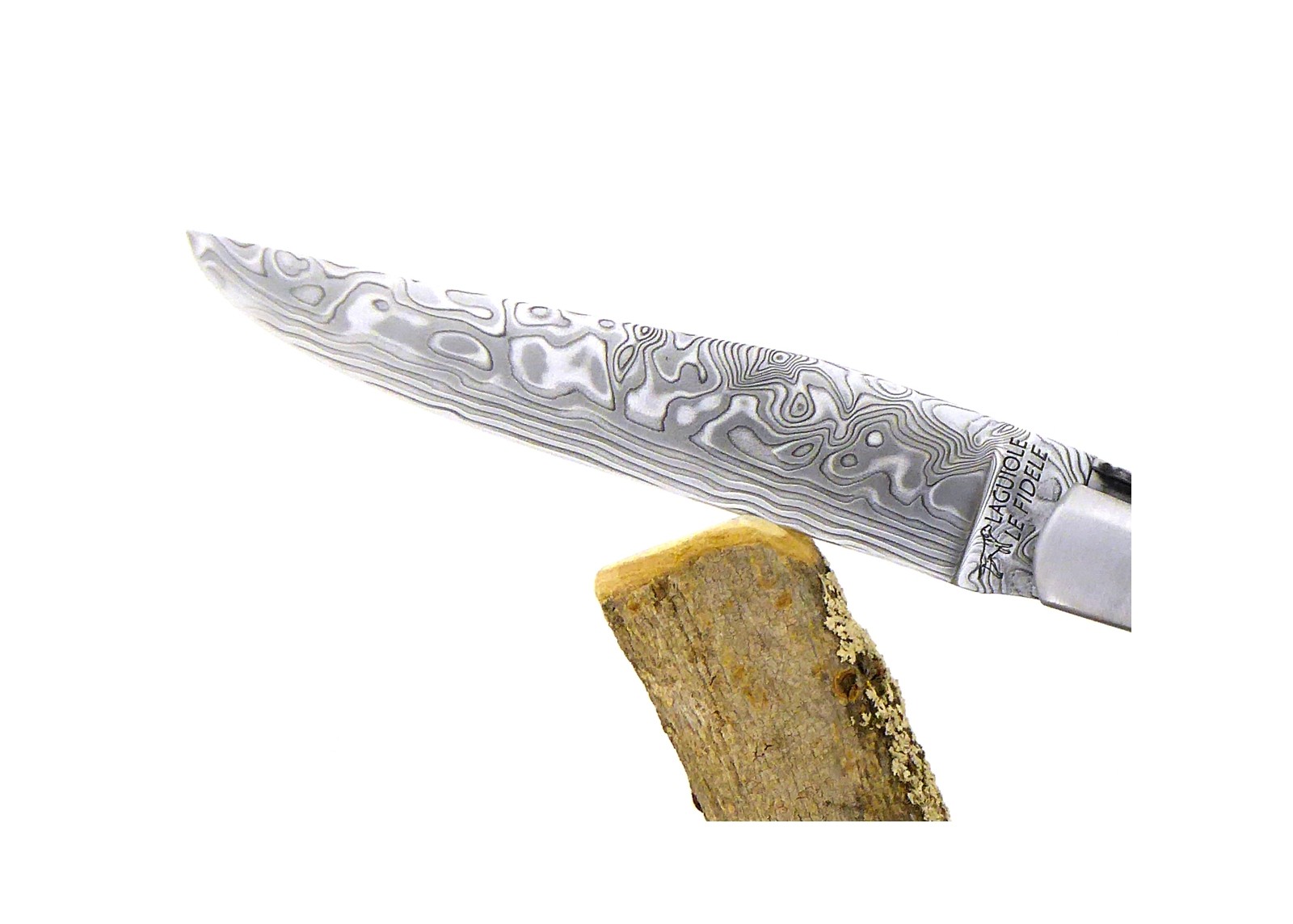 VENDU - Couteau Laguiole avec un manche en corail Fossile Tigré et une lame Damas