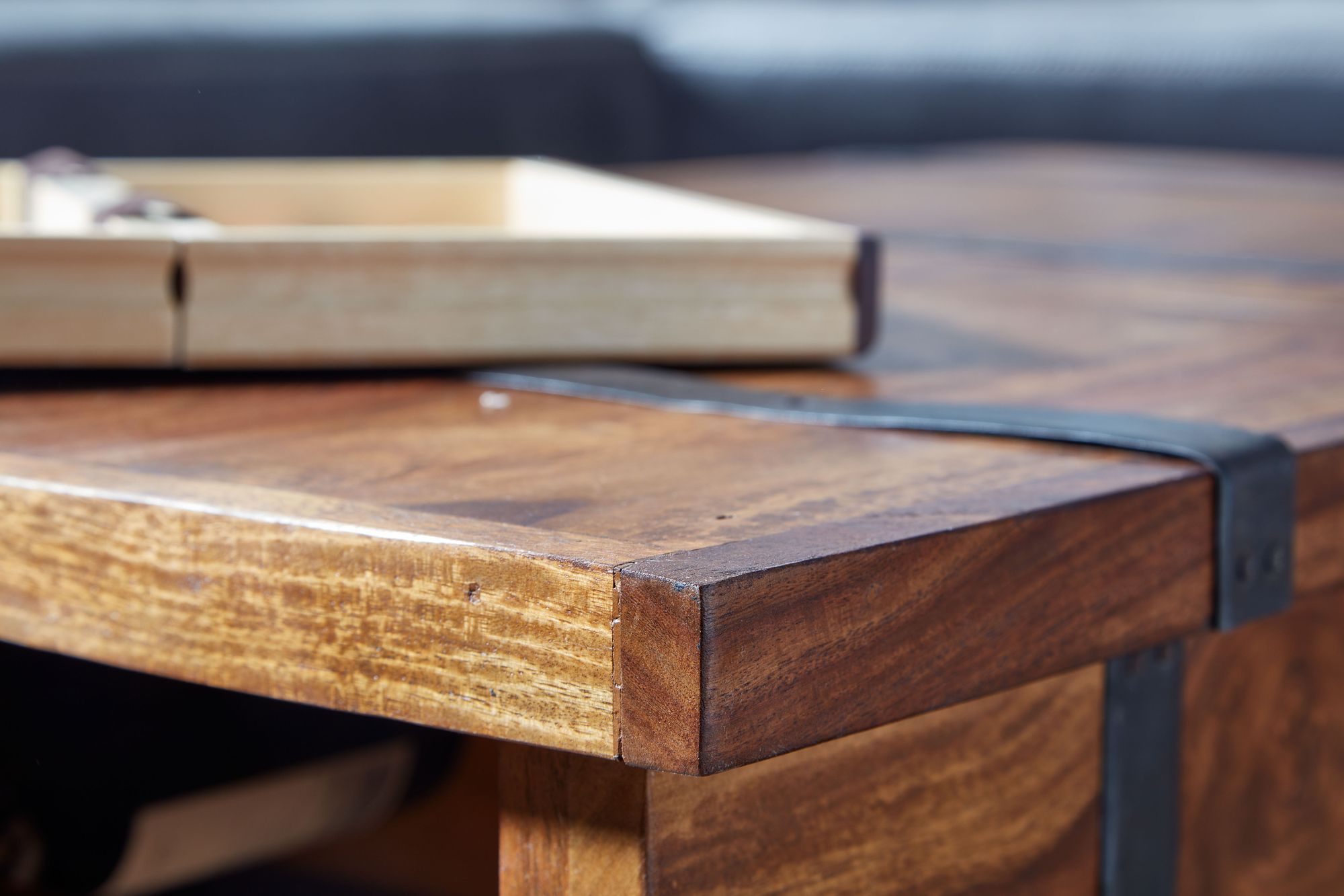 KADIMA DESIGN Handgefertigter Sheesham Massivholz Couchtisch mit Weinregal, 100x60x40 cm