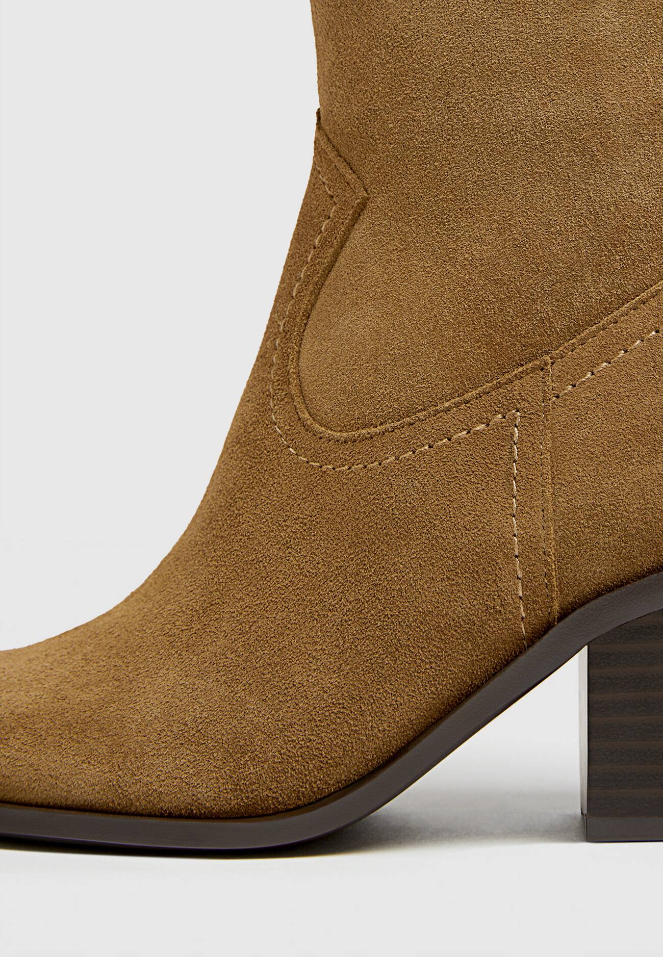 Botas de cano curto de couro estilo cowboy com salto.