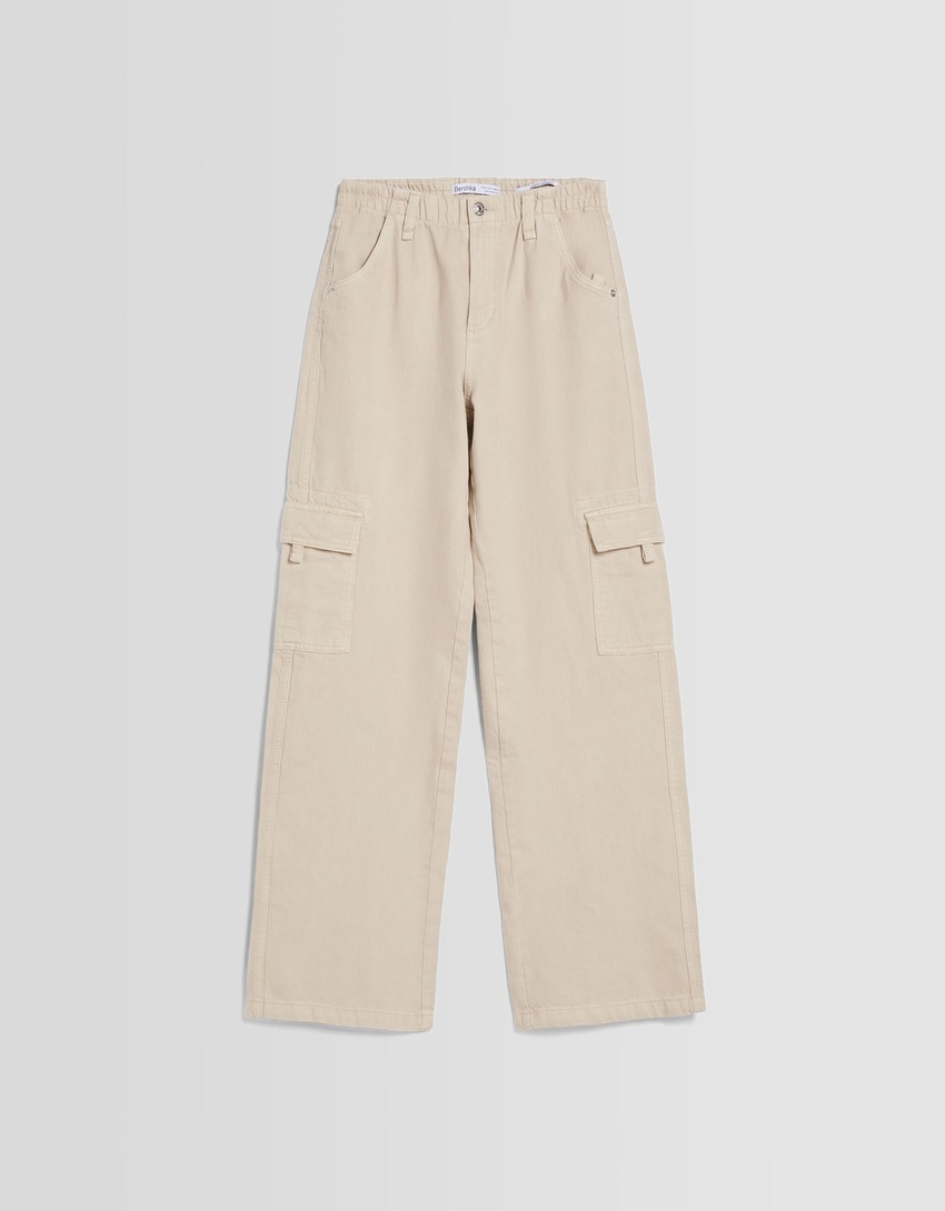 Calça cargo de sarja de corte reto com cós elástico.