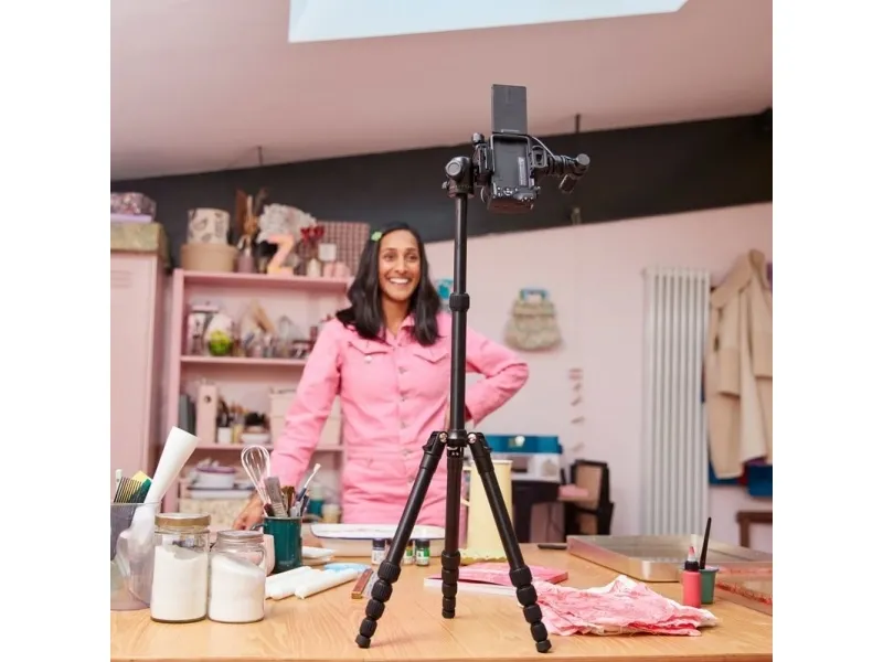 Canon EOS R50 - Content Creator Kit - digitalkamera - spejlløst - 24.2 MP - APS-C - 4K / 30 fps - 2.5x optisk zoom RF-S 18-45 mm F4.5-6.3 IS STM objektiv - Wi-Fi, Bluetooth - sort