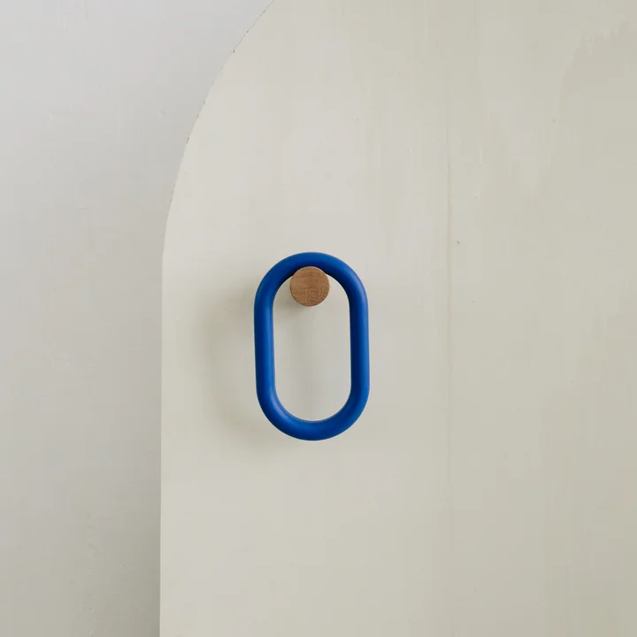 Hartô - Fernand Garderobenhaken, horizontal, Eiche natur / electric blue