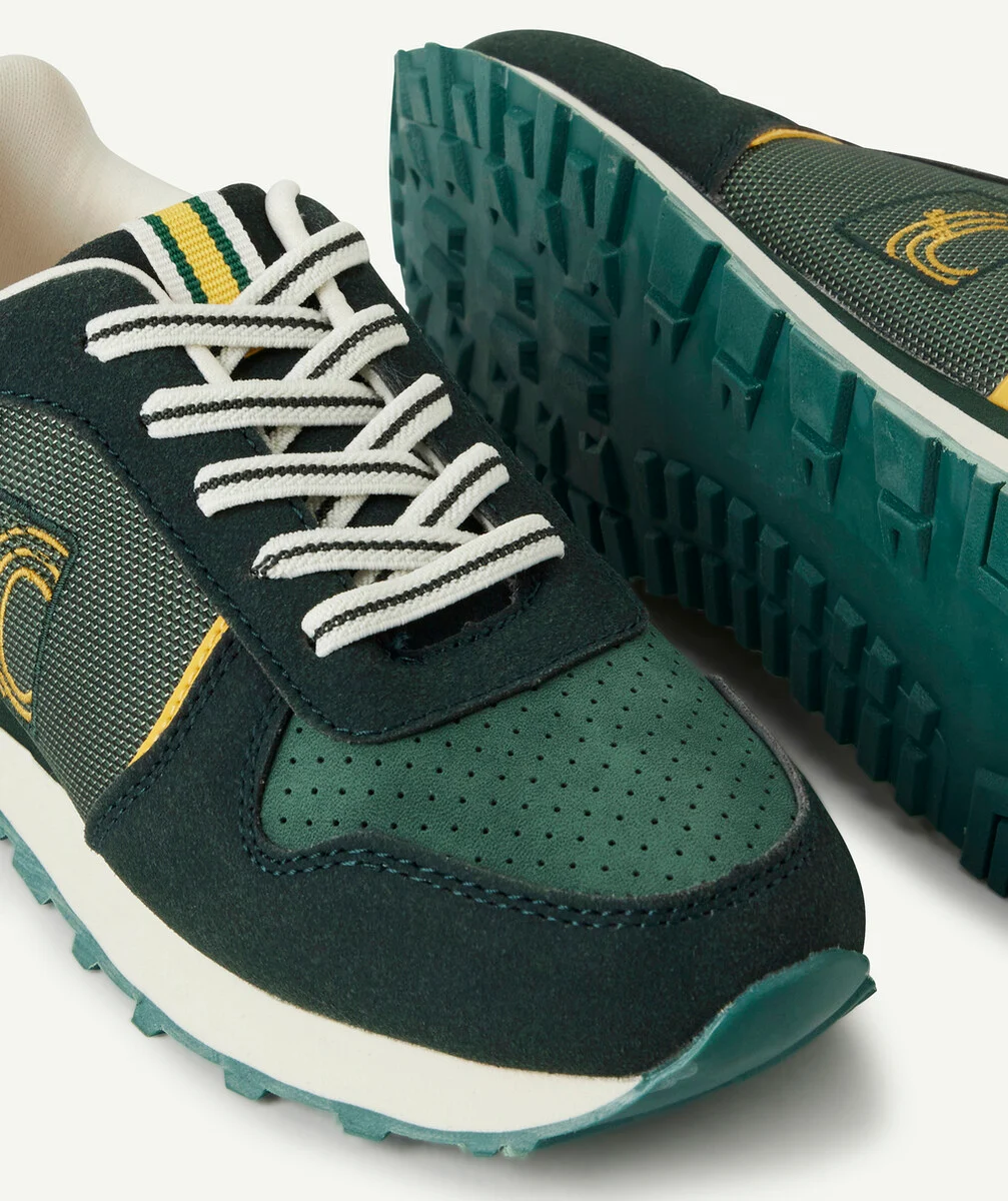 LES BASKETS VERTES AUX LACETS ÉLASTIQUES