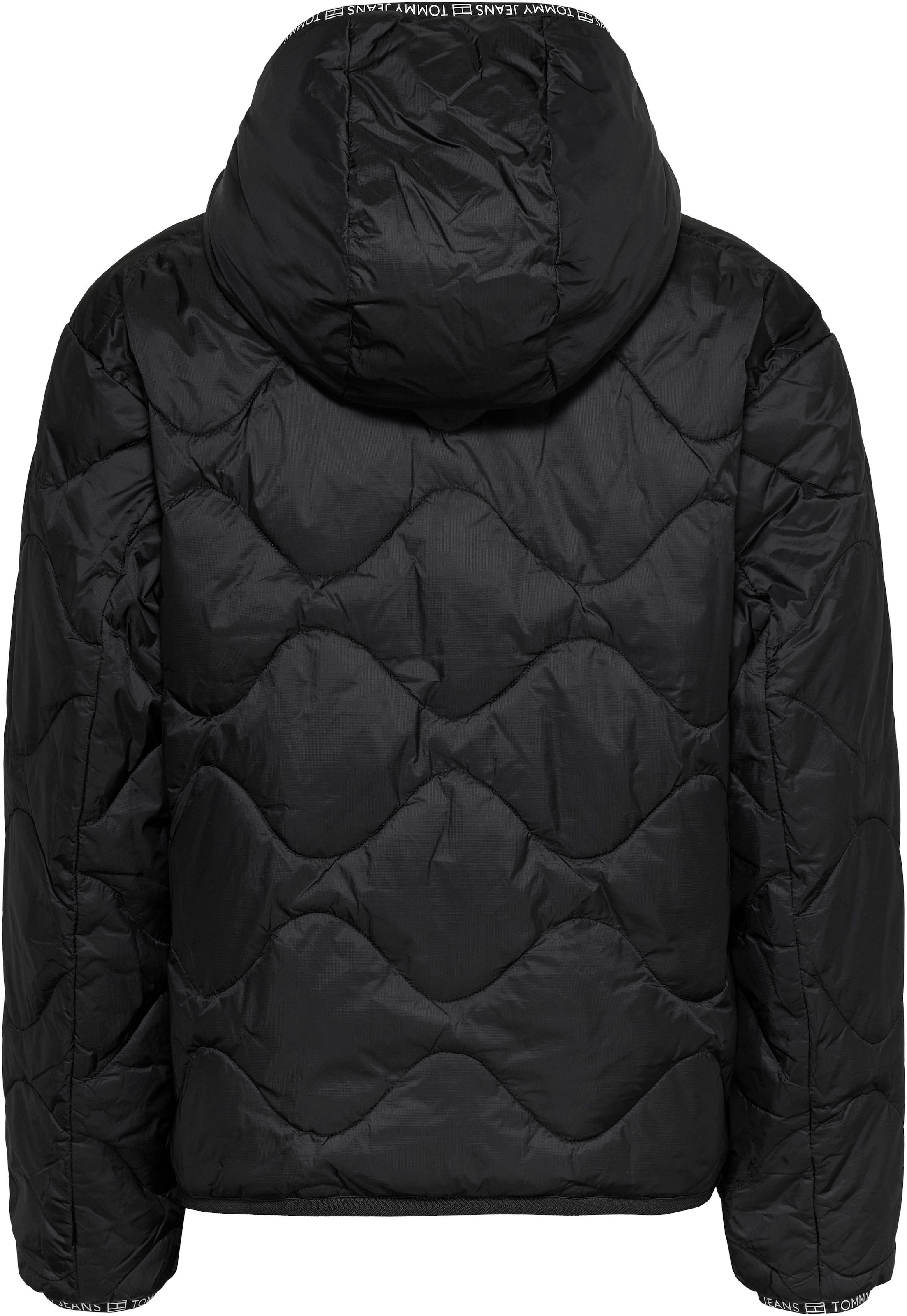 Tommy Jeans Curve Steppjacke »TJW QUILTED TAPE HOOD PUFFER EXT« mitKapuze mit Logostickerei
