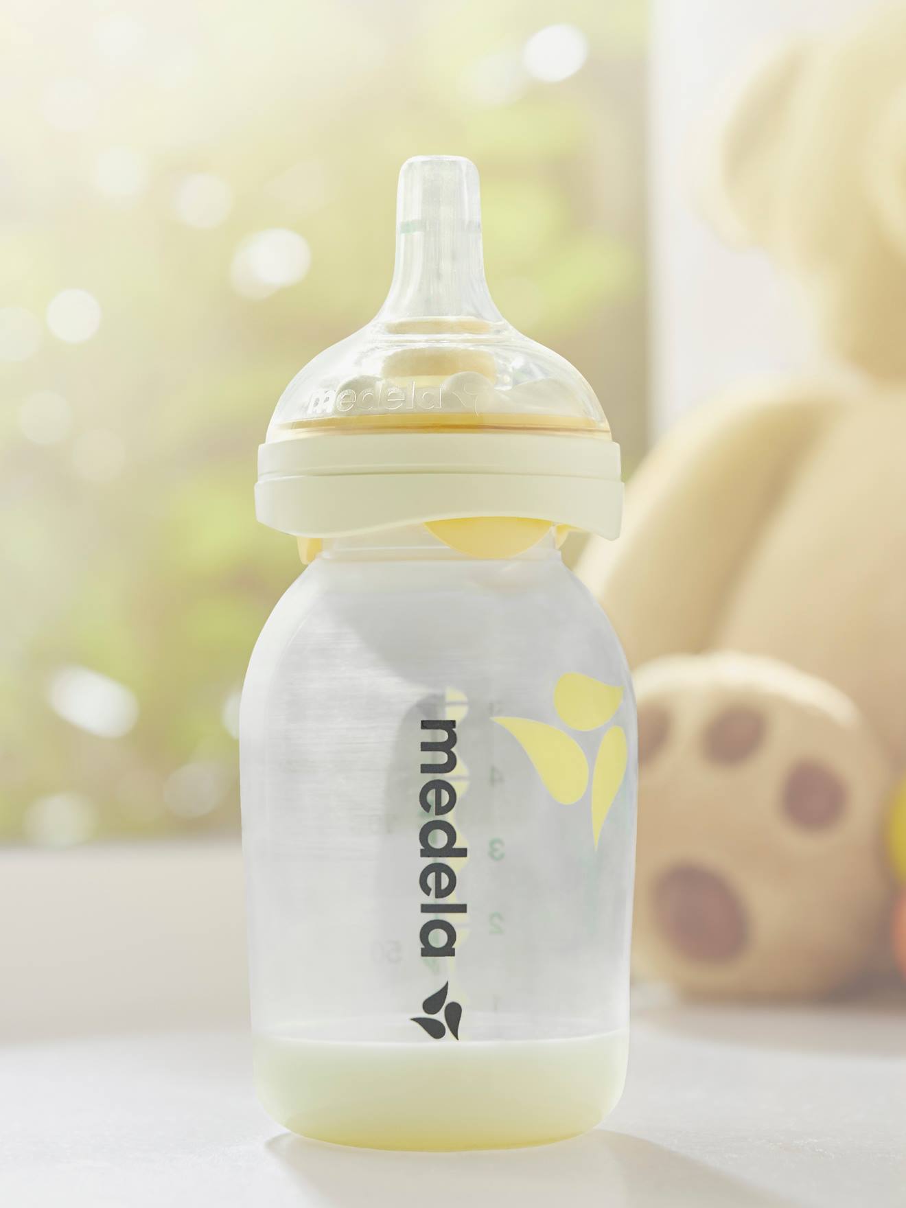 Mamadeira de 250ml com bico de alimentação incolor Calma® Medela.
