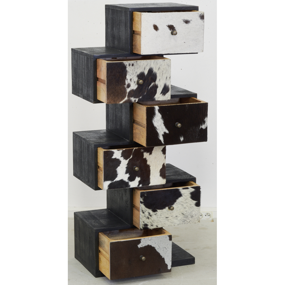 Commode zigzag en manguier et peau de vache noire et blanche