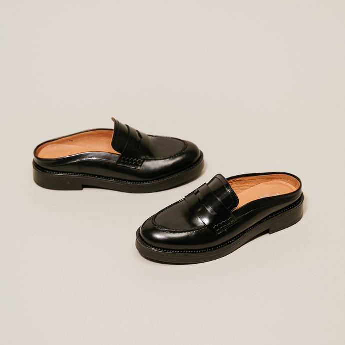 Mocassins à bouts ronds et surpiqûres  en cuir glacé noir