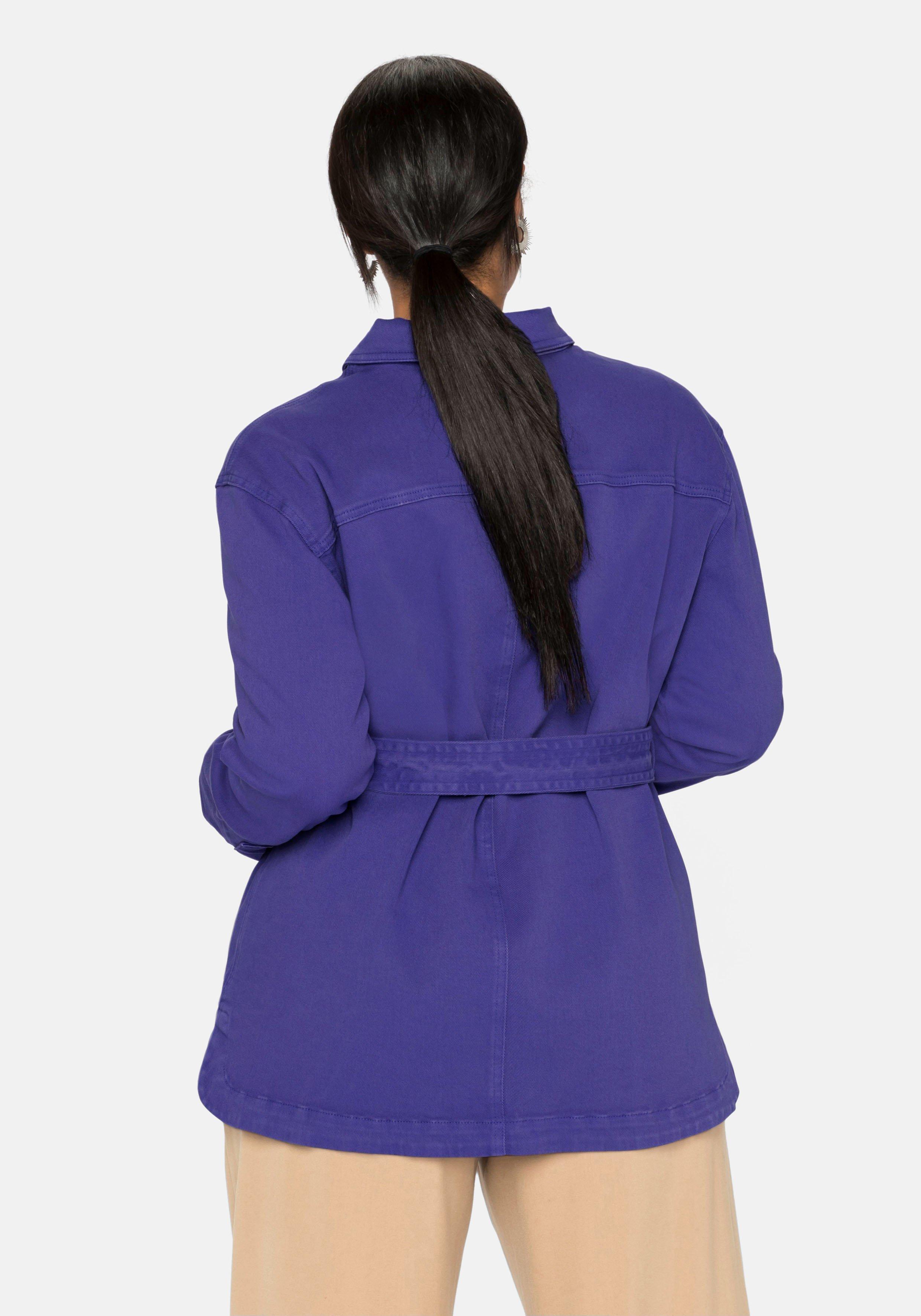 Jeansjacke im Hemdblusen-Stil, mit Bindegürtel