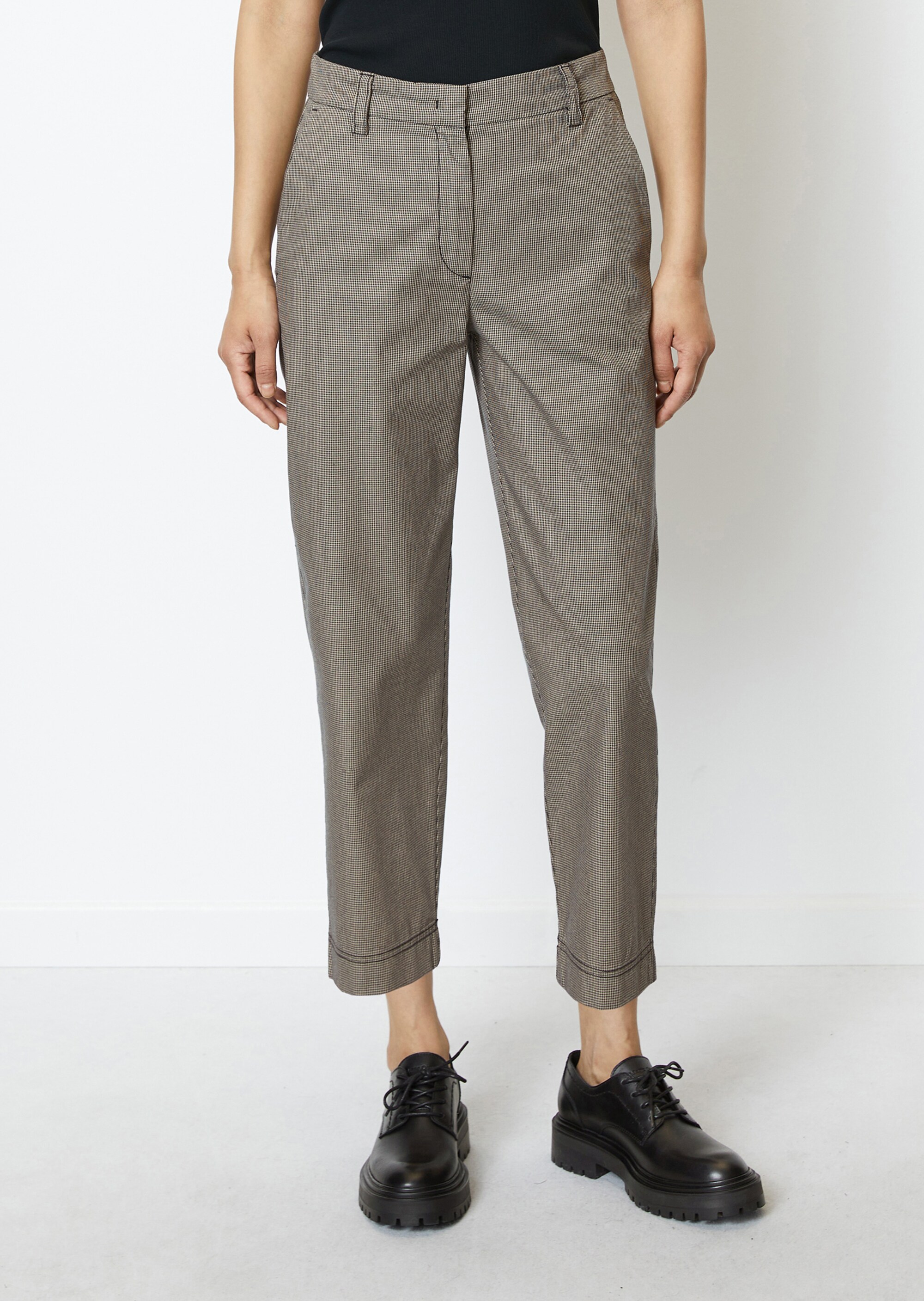 Chino Modell KALNI relaxedmit Mini-Pepita-Muster