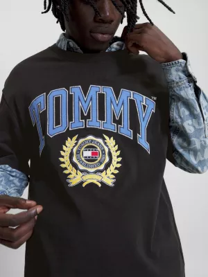 Camiseta oversized com logo da faculdade
