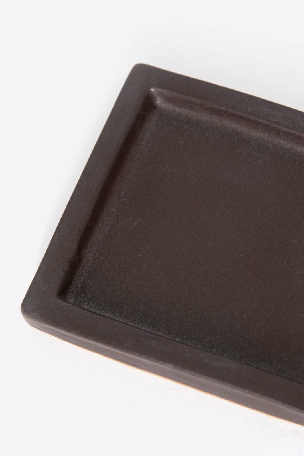 Donkerbruin glazed aardewerk schaaltje